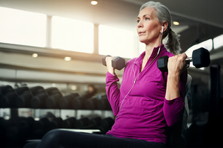 אישה מתאמנת בביטחון - מאמר על דליפת שתן במאמץ אצל נשים פעילות מאת מיכל גלעד